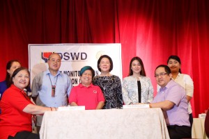 Sec. Soliman witnesses the signing of the agreement that will create an independent fact-finding group to investigate alleged anomalies on the Emergency Shelter Assistance in Western Visayas. Signing the agreement are DSWD Director Ma. Evelyn B. Macapobre of Field Office VI and DILG Director Atty. Anthony Nuyda. Other witnesses are (from left) Director Ma. Theresa Briones, Msgr. Domingo Oso of Jaro ArchdiocesanSocial Action Center (JASAC), Victoria Garchitorena and Atty. Mariness Ledesma of UBAS, and Jeneda Orendain of the Liga ng mga Barangay-Iloilo.