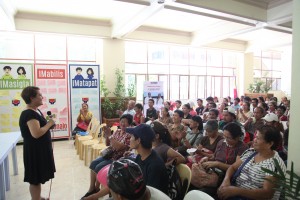 Makikita sa larawan si DSWD Assistant Secretary Malou Turalde na malugod na nakipag-diyalogo sa mga lider at miyembro ng Bagong Alyansang Makabayan-Rizal Chapter (BAYAN Rizal) na bumisita sa ahensiya upang hingin ang tulong ng Departamento kaugnay sa kahilingan nilang hindi mapalayas sa kanilang lugar panirahan at lupang sinasaka
