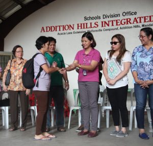 DSWD-National Capital Region Assistant Regional Director Jacel Paguio (3rd from left) leads the ceremonial distribution of cash aid to families affected by a fire in Mandaluyong City while (from left to right) City Social Welfare and Development Officer Baby Pillas, DSWD-NCR Disaster Focal Person Benjie Barbosa, Congresswoman Quenie Gonzales, and Mayor Menchie Abalos look on.