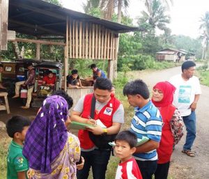 A social worker from DSWD-Field Office XII interviews families displaced by the armed conflict in Butig town, Lanao del Sur.