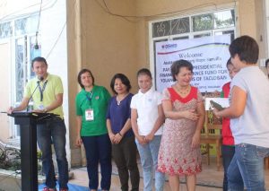 DSWD OIC-Undersecretary for Operations and Protective Services Hope Hervilla (second from right) hands over the P5,000 financial assistance of Pres. Rodrigo R. Duterte to a 'Yolanda' survivor during the first pay-out of the program at Tacloban City. With her are DSWD Field Office VIII-Director Resty Macuto (right,partly hidden), Officer-in-Charge & Assistant Regional Director for Administration Marlene Kahano (second from left), Gabriela Leader Gina de Veyra and People's Surge Secretary General for Eastern Visayas Marissa Cabaljao.