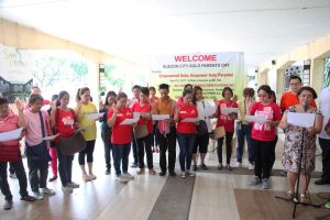 DSWD Usec. for Promotive Programs Malu Turalde administers the Oath-Taking of the elected presidents of the solo parents’ organizations in Quezon City.