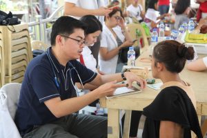 Volunteer doctors from the East Avenue Medical Center (EAMC) and Philippine Children’s Medical Center (PCMC) provide free consultation.