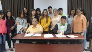 Dir. Leonardo Reynoso (left), National Program Manager of Pantawid Pamilyang Pilipino Program, and Mr. Crisanto Sabino, Executive Director, East West Seed Foundation signing the Memorandum of Agreement, witnessed by Pantawid Pamilya staff and East West Technicians