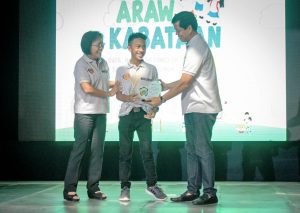 Jay Mark Gac-ang, grand prize winner of the 2018 national search for exemplary children, receives his award from DSWD Secretary Rolando Joselito D. Bautista and Director Ernestina Z. Solloso, OIC National Program Manager of the Pantawid Pamilyang Pilipino Program.