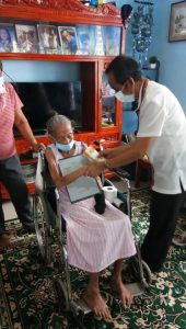 DSWD Field Office I staff hands the PhP100,00 cash gift to Lola Aurea from Alaminos, Pangasinan