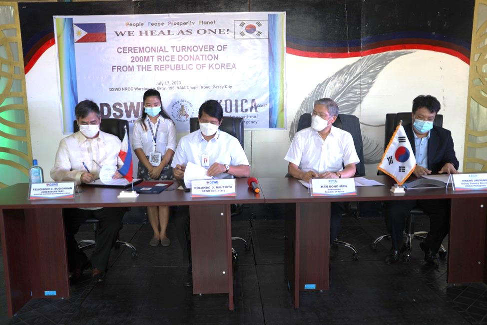Department of Social Welfare and Development (DSWD) Secretary Rolando Joselito D. Bautista (2nd from left), Korean Ambassador to the Philippines HAN Dong-man (2nd from right), DSWD Undersecretary for Disaster Response Management Group Felicisimo Budiongan (left), and Korea International Cooperation Agency (KOICA) Philippines Deputy Director Hwang Jaesang (right) sign the deed of donation and acceptance for the rice donation from the Government of the Republic of Korea to support the relief efforts of the Department amid the COVID-19 crisis.