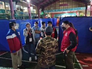 Department of Social Welfare and Development Secretary (DSWD) Rolando Joselito D. Bautista (left) inspects the evacuation center in Bagong Silangan Elementary School