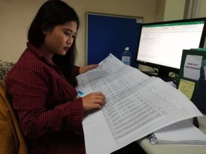 Si Ely Rose Retuya, dating benepisyaryo ng Pantawid Pamilyang Pilipino Program, habang ginagampanan ang kanyang tungkulin bilang Financial Analyst ng DSWD Office of the Assistant Secretary for Specialized Programs sa ilalim ni Assistant Secretary Rhea B. Peńaflor.