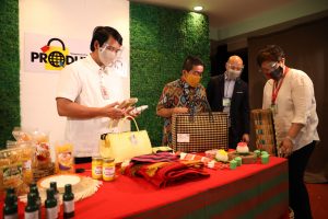 From left to right: Department of Social Welfare and Development (DSWD) Secretary Rolando Joselito D. Bautista, DSWD Sustainable Livelihood Program (SLP) National Program Manager Restituto Macuto, Resellee Chief Executive Officer Marc Concio,and Shopmasy/ RAF International Forwarding Phils. Inc. Marketing Manager Nancy Marquez inspect the featured products of SLP participants during the launching of the e-Commerce platform, “ProdukTodo.”