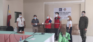  Department of Social Welfare and Development Undersecretary Rene Glen Paje (3rd from left), together with members of the Task Group Face Mask, hands over boxes of reusable face masks to Caloocan City Mayor Oscar Malapitan (2nd from left) on February 10. A similar turnover was also held in the cities of Makati, Davao, and Iloilo.
