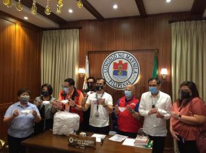From Left to Right: Manila Social Welfare Department Director Maria Asuncion Fugoso, DTI Director Lilian Salonga, DSWD NCR Regional Director Vicente Gregorio Tomas, DTI Asec. Dominic Tolentino Jr., Manila City Mayor Francisco “Isko” Domagoso Moreno, DSWD Usec. Rene Glen Paje, PCOO Usec. George Apacible, PCOO Dir. Ma. Florinda Princess “Pebbles” Duque during the Face Mask Turnover on February 23.