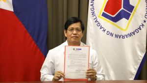 Department of Social Welfare and Development Secretary Rolando Joselito Bautista holds the Anti-Corruprtion Manifesto which he signed, together with the other officials of the Agency.