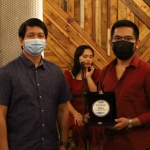 Department of Social Welfare and Development (DSWD) Secretary Rolando Bautista awards the Plaque of Appreciation to PTV-4 reporter Allan Francisco during the Fellowship with the Media on May 14.