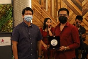 Department of Social Welfare and Development (DSWD) Secretary Rolando Bautista awards the Plaque of Appreciation to PTV-4 reporter Allan Francisco during the Fellowship with the Media on May 14.