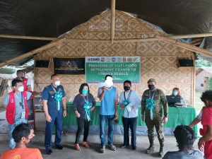 The Department of Social Welfare and Development provides livelihood assistance to some 21 former rebels at the 12th Special Forces Company Camp, Brgy. Centrala, Surallah, South Cotabato in April. (From left to right: SLP XII Regional Program Coordinator Edgar Guerra; SCPPO Operations Management Unit Chief Lt Col. Romy Castañares; Lake Sebu MSWDO Adela Dorego; Former Rebel Ka-Pedro; DSWD XII Director Restituto Macuto, and 12th Special Forces Company Commanding Officer Capt. Artemio Sombrio)