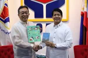 Department of Social Welfare and Development (DSWD) Secretary Rolando Joselito D. Bautista receives books promoting children’s mental health from Japan International Cooperation Agency-Philippines Chief Representative SAKAMOTO Takema.