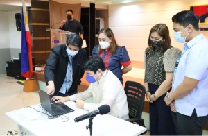 Department of Social Welfare and Development Secretary Erwin T. Tulfo, together with (left-right) Information and Communication Technology Management Service Director III Christian Joseph Regunay, Standards and Capacity Building Group Undersecretary Denise Florence B. Bragas, SCBG Assistant Secretary Diana Rose S. Cajipe, and Standards Bureau Director Atty. Justin Caesar Anthony D. Batocabe, navigates the online platform for the application of registration and licensing of Social Welfare and Development Agencies during the launching of the DSWD Regulatory eServices on Tuesday, September 13 at the DSWD Central Office.