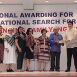 Department of Social Welfare and Development (DSWD) Secretary Erwin T. Tulfo confers the 2022 National Search for the Natatanging Pamilyang Pilipino (NPP) Grand Winner Award on the Adjaro Family from Baguio City. Witnessing the awarding are Undersecretary Jerico Javier and Assistant Secretary Ellaine Fallarcuna.