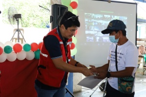 Department of Social Welfare and Development (DSWD) Secretary Erwin T. Tulfo hands over the cash aid earned by a beneficiary of the Kapit-Bisig Laban sa Kahirapan-Comprehensive and Integrated Delivery of Social Services’ (KALAHI-CIDSS) Cash-for-Work (CFW) program for Persons with Disabilities on Saturday, December 3.