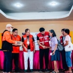 Department of Social Welfare and Development (DSWD) Officer-in-Charge Eduardo M. Punay, together with Assistant Secretary Ma. Evelyn Macapobre and other DSWD Field Office (FO) VIII staff, distribute cash assistance and family food packs to locals affected by the heavy rains and flood brought by the shear line in Llorente, Eastern Samar.