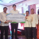 Department of Social Welfare and Development Undersecretary Charles Frederick Co (3rd from left) and Juvenile Justice and Welfare Council Executive Director Atty. Tricia Clare Oco (left) present the 1st Place Award of the Search for Best Practice on Diversion Program – Barangay Category to the representatives of Barangay Balili, La Trinidad, Benguet led by their Barangay Captain Billy Bilango.