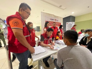 Department of Social Welfare and Development (DSWD) Officer-in-Charge (OIC) Eduardo M. Punay (middle) facilitates the provision of financial assistance to a resident affected by the flooding caused by a low pressure area in Sibuco, Zamboanga del Norte on Wednesday, January 25. Also joining OIC Punay during the payout are DSWD Field Office IX Director Riduan P. Hadjimuddin (left), and Assistant Secretaries Arnel Garcia (4th from left) and Diane Cajipe (right). 