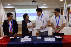 Social Welfare and Development Secretary Rex Gatchalian and Migrant Workers Secretary Susan Ople shake hands after signing the memorandum of agreement providing Php 10,000 cash aid to distressed Overseas Filipino Workers from Saudi Arabia on March 11 at the Department of Migrant Workers’ office. Witnessing the sealing of partnership of the two agencies are DSWD Undersecretary Jerico Javier (right) and Overseas Workers Welfare Administrator Arnell Ignacio (left).