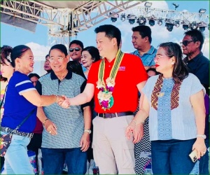Department of Social Welfare and Development Secretary Rex Gatchalian (2nd from right), together with Abra Governor Dominic Valera (3rd from right), leads the provision of assistance to 2,850 solo parents from the 27 municipalities of Abra province.