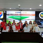 Department of Social Welfare and Development (DSWD) Secretary Rex Gatchalian, Iloilo Governor Arthur R. Defensor, Jr., Pototan Mayor Rafael Enrique P. Lazaro, and DSWD Field Office (FO) VI Regional Director Atty. Carmelo N. Nochete present the signed Deed of Usufruct which grants the DSWD the temporary rights to construct a regional warehouse in Pototan, Iloilo on March 10, 2023.