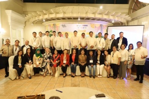 Department of Social Welfare and Development (DSWD) Secretary Rex Gatchalian (center, standing), members of the DSWD executive committee, and selected local chief executives implementing the Kapit‐Bisig Laban sa Kahirapan ‐ Comprehensive and Integrated Delivery of Social Services (Kalahi‐ CIDSS) program gather after their focus group discussion to improve the guidelines of the program.