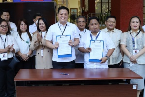 Department of Social Welfare and Development Secretary Rex Gatchalian and Social Welfare Employees’ Association of the Philippines representative Anthony Septimo present the newly-signed administrative orders for the implementation of the grant of each Magna Carta benefit to public social workers and hazard pay for public social welfare and development workers during the Agency’s flag ceremony at the DSWD Central Office on Monday, March 6. Also in photo are DSWD executive and management committee members.