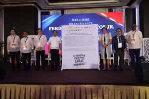 President Ferdinand R. Marcos, Jr, joined by (from left to right) Civil Service Commission Chairperson Karlo Nograles, National Economic Development Authority Secretary Arsenio M. Balisacan, Department of Social Welfare and Development Secretary Rex Gatchalian, Department of Health Officer-in-Charge Secretary Maria Rosario Singh-Vergeire, BangsaMoro Autonomous Region in Muslim Mindanao Chief Minister Ahod Ebrahim, and World Bank Country Director Ndiamé Diop, stands proudly after signing the commitment wall to support the Philippine Multi-Sectoral Nutrition Project to address undernutrition and stunting of children in the country on Wednesday, March 29, 2023.