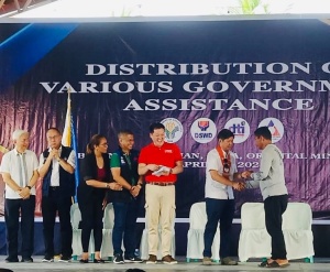 President Ferdinand R. Marcos Jr. and DSWD Secretary Rex Gatchalian, together with other national and local government officials, lead the distribution of cash assistance to the families affected by the oil spill during the President’s visit to Pola, Oriental Mindoro on Saturday, April 15.