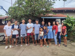 Antonio and Gloria (5th and 6th from left) with their ten children
