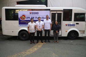 Department of Social Welfare and Development (DSWD) Secretary Rex Gathalian leads the official launch of the Oplan Pag-Abot, the Department's newest project, on Friday (June 30) at the DSWD Central Office in Batasan, Quezon City. The DSWD chief was joined by Commission on Human Rights Chairperson, Atty. Richard Paat Palpal-latoc (left), Metro Manila Council Chair and San Juan City Mayor Francis Javier Zamora (second to the right), and Dir. Shiela Gail Satura-Quingco (right), who represented Metropolitan Manila Development Authority OIC-Chair, Atty. Romando S. Artes, during the project’s media launch.