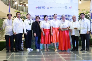 Department of Social Welfare and Development (DSWD) Undersecretary for Policy and Plans Adonis Sulit (right), together with the members of the National Committee on the Filipino Family (NCFF), presents a plaque of recognition and cash prize to Delgado family for winning the 2023 Natatanging Pamilyang Pilipino on Friday (September 29).