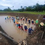 Local participants of the Department of Social Welfare and Development’s (DSWD) Project LAWA or the Local Adaptation to Water Access in Barbaza, Antique embody the Bayanihan spirit as they build their small farm reservoir in preparation for the effects of the El Niño in their municipality.