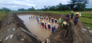 Local participants of the Department of Social Welfare and Development’s (DSWD) Project LAWA or the Local Adaptation to Water Access in Barbaza, Antique embody the Bayanihan spirit as they build their small farm reservoir in preparation for the effects of the El Niño in their municipality.