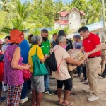 DSWD Secretary Rex Gatchalian personally hands over family food packs (FFPs) to oil spill-affected residents of Pola, Oriental Mindoro on March 4, 2023.