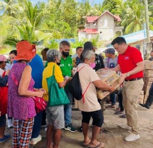DSWD Secretary Rex Gatchalian personally hands over family food packs (FFPs) to oil spill-affected residents of Pola, Oriental Mindoro on March 4, 2023.